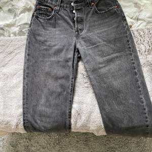 Säljer min Levis jeans 501 i super bra skick. Köpta för snart två år sen och välanvända men är som nya. Skriv för fler bilder eller mått så fixar ja de!💕Nypris: 1099 (Säljer likadana fast blå)