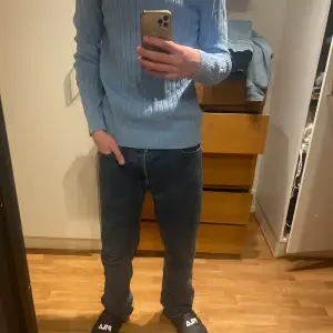 Hej, jag säljer en stickad Ralph Lauren tröja. Tröjan är storlek XXL men sitter hur bra som helst på mig som är runt 185. Tröjan är perfekt både sommar och vinter tröja. Hör av er vid funderingar osv. Priset är ej hugget i Sten. Nypris: 1500-2000 