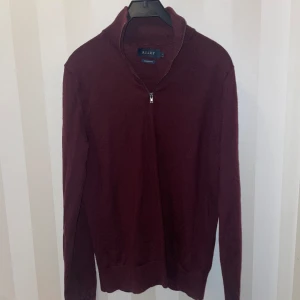 Riley Half Zip - Säljer nu min Snygga och sköna Riley halfzip av 100% Merino ull, då den ej används. Den är i väldigt fint skick då den bara har används 1 gång. Inga defekter. Nypris: 899kr, Mitt pris: 449kr Kontakta för mer info. PRIS KAN DISKUTERAS VID SNABB AFFÄR❗️