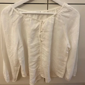 Blus - Helt ny men tog bort prislappen. Köptes precis. Stor i storlek.  Storlek 152-158