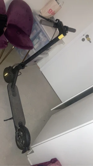 Xiaomi scooter 1s - Den åker 25km i timmen och räckvidd 30km. Den fungerar perfekt och är i bra skick 