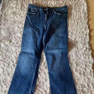 Jättefina jeans i flare modell, sparsamt använda, passar en längd på ca 170 cm. 