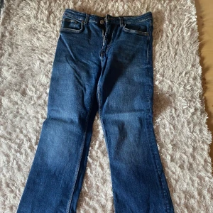 Blå flare jeans  - Jättefina jeans i flare modell, sparsamt använda, passar en längd på ca 170 cm. 