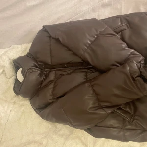 Jätte fin brun vinter jacka från Zara, har en liten skada vid lappen (se sista bilden) men inget som syns!🫶🏼 säljer då jag har andra vinterjackor - Bra skick storlek S men passar även M