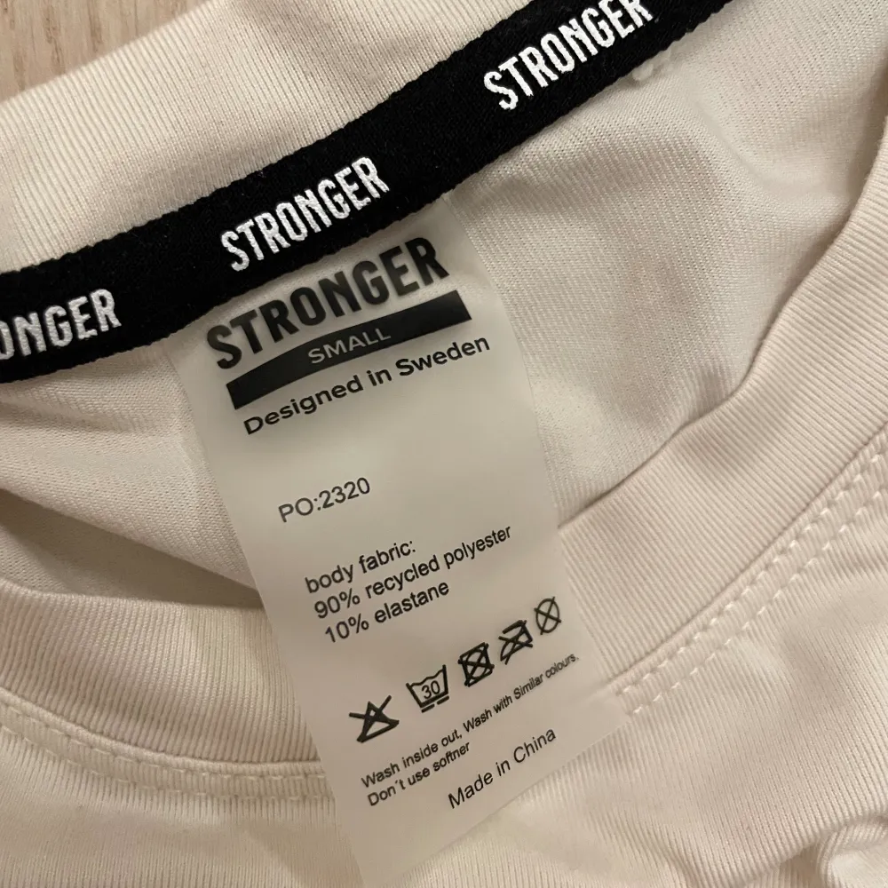 Säljer denna beigea tränings t-shirten från Stronger då den inte kommer till användning. Den är i fint skick och bara använda ca 2 gånger. . T-shirts.
