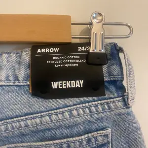 Helt nya weekday jeans i modellen ”arrow” storlek 24/32, prislappen är kvar. Skriv dm vid frågor💗