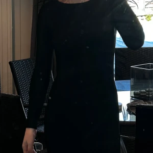 Svart klänning  - Jätteskön klänning, superfin i ryggen. Knappt använd