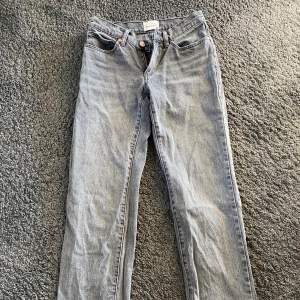 Säljer dessa favoriter, A’99 Low Straight jeans från Abrand som tyvärr blivit för små i midjan för mig. 👼🏻Nypris 999kr.