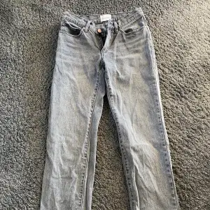 Säljer dessa favoriter, A’99 Low Straight jeans från Abrand som tyvärr blivit för små i midjan för mig. 👼🏻Nypris 999kr.