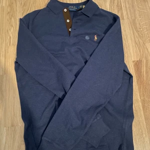 Långärmad polo piké  - Säljer denna snygga polo piken, väldigt bra skick 9/10, ny pris 1400 kr, mitt pris 499 kr, bara skriva för fler bilder eller frågor☺️(passar S också)
