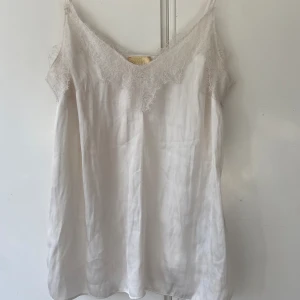 Vitt spetslinne - Säljer detta spetslinne, bara använt fåtal gånger! Frakt ingår ej i priset💝