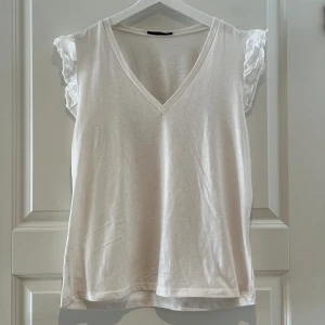 Gullig vit T-shirt  - Superfin vit T-shirt med volang