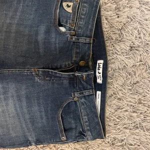 Bootcut jeans  - Svin snygga jeans fårn lois som tyvärr är lite stora i midjan för mig. 