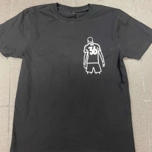 Alexander ISAK - Snygg Alexander Isak x Stockholm T-shirt, sitter bra och väldigt bra och hålbart tryck!