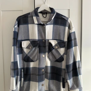 Flanelljacka  - Flanelljacka i storlek medium. Köparen står för frakten! 