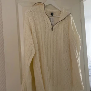 Halfzip  - Cremefärgad kabelstickad halfzip i nyskick i storlek S men kan passa M också , priset är inte hugget i sten hör gärna av er vid frågor . 