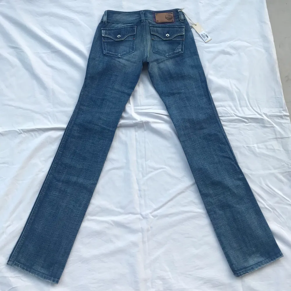 Diesel jeans som är nya & aldrig använda med lapp. Sjukt snygga men tyvärr små för mig. Mått i cm: midja rakt över 34 utan stretch, höft 44, midjehöjd 20, lår ca 23, innerben 90, ytterben 106,5, benöppning 18,5 . Jeans & Byxor.