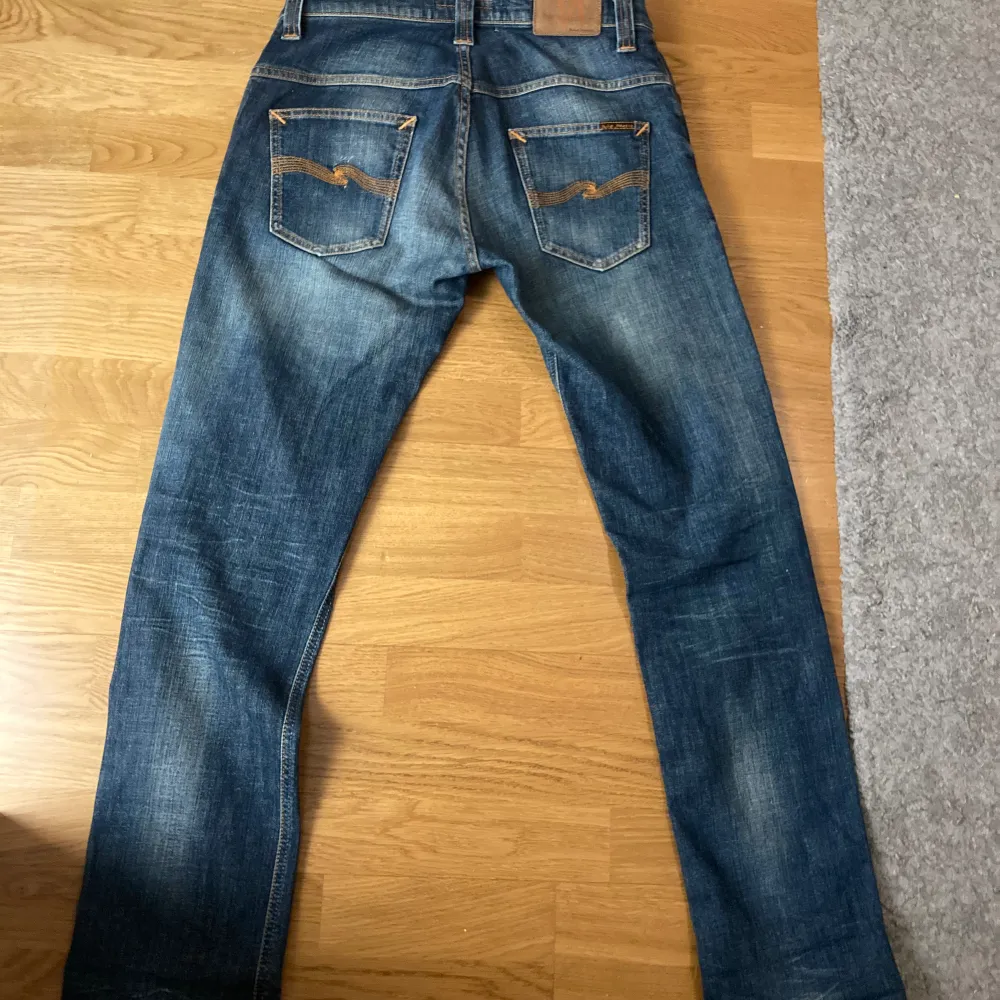 Säljer nu dessa nudie jeans i fint skick och riktigt fin tvätt, slim fit och måtten 30/32. . Jeans & Byxor.