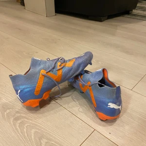 Puma future ultimat  - Säljer mina fotbollsskor som är i ett bra skick som lätt funkar i minst 2 sesonger till. Säljer mina fotbolls pågrund av att jag har för många fotbollsskor. Snabb affär kan priset diskuteras 