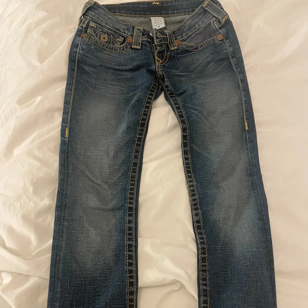 Säljer ett par snygga lågmidjade true religon jeans som är i ett jätte fint skick!!💗 Säljer de då de inte längre kommer till användning. Pris kan diskuteras, Skirv vid frågor💕💕. Jeans & Byxor.
