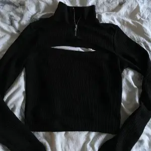 Jättefin långärmad ribbad svart tröja från H&M. Tyvärr för liten för mig :(