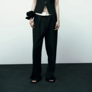 Zara byxor helt oanvända  - Byxor från zara med prislapp på och aldrig använt. De är stora i storleken. Ordinarie pris 559 SEK SÄLJS FÖR 150kr.