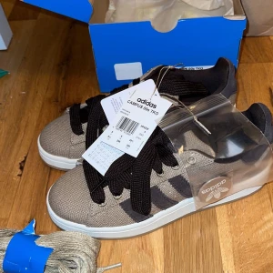 Adidas Campus 00s TKO - Aldrig använda i storlek 39 1/3, finns i både bruna och beiga skosnören. 