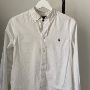 Säljer en vit polo skjorta i xs. Lite missfärgad i insidan av nacken. Nypris 1000kr säljer för 250kr