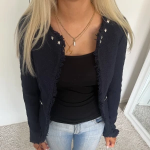 Cardigan - Cardigan med så fina detaljer från tom tailor som tyvärr inte passar. Min kompis på bilderna, köpt second hand