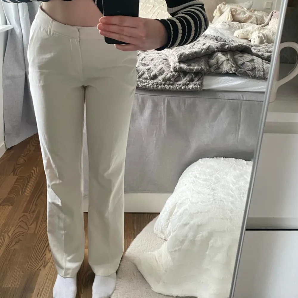 Vita utsvängda kostymbyxor med fickor både bak och fram☺️. Jeans & Byxor.
