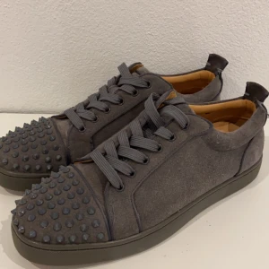 Louboutins  - Gråa louboutins i storleken 45 inga fel på de  och nästan aldrig använda, 