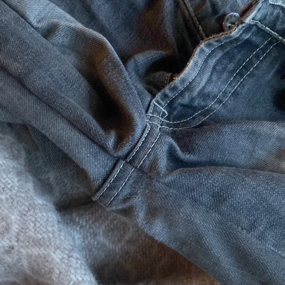 Super snygga bootcut jeans köpta på plick men tyvärr för små för mig! Hittar ingen storlek men skulle säga XS. De va ett hål mellan benen men jag har sytt igen det (bild 3), skriv för fler bilder eller frågor 💕. Jeans & Byxor.