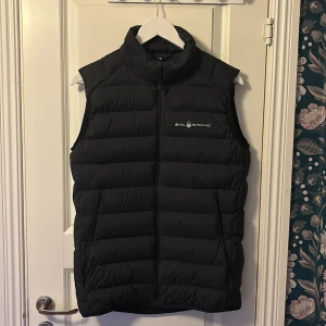 Sail racing väst - Hej säljer min knappt använda Sail racing väst. Västen är i barn storleken 170 som kan motsvara small. Skick 10/10, den är självklart äkta.Köpte den i somras men kommer inte till användning. Hör gärna av er om ni har några funderingar