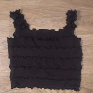Söt topp - Linne från NAKD med struktur, stretchigt och passar även större storlekar💕