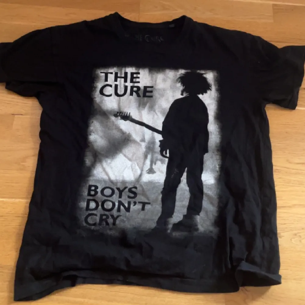 En as fin The Cure tröja, den är väl använd men inget trasigt/liknande!💕 Säljer då den inte passar till några av mina plagg typ och inte gillar hur den sitter på mig😞 Skriv gärna om ni har frågor/ vill ha bilder! Pris går att ändra💕. T-shirts.