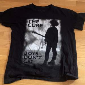 En as fin The Cure tröja, den är väl använd men inget trasigt/liknande!💕 Säljer då den inte passar till några av mina plagg typ och inte gillar hur den sitter på mig😞 Skriv gärna om ni har frågor/ vill ha bilder! Pris går att ändra💕