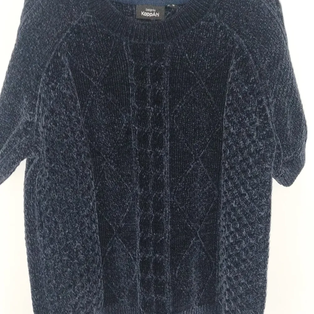 Jag säljer denna tröjan från Kappahl i storlek S. Den är i nyskick och har inga defekter. Den är mörkblå, syns mer i verkligheten. Pris är diskuterbart vid snabb affär. Skriv till mig privat om ni har frågor.. Tröjor & Koftor.