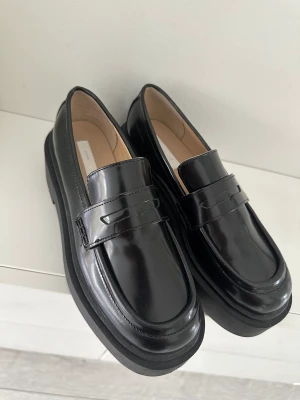 Loafers i högblank - Säljer mina nya Loafers som inte passar mig längre 🌹