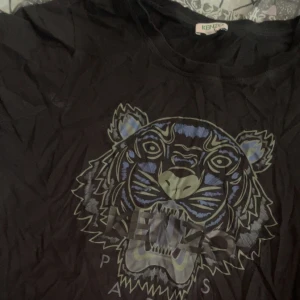 kenzo tshirt  - säljer denna kenzo t-shirten då den aldrig används!! tvättas innan jag postar