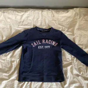 Säljer denna sailracing tröja eftersom den blivit för liten för mig Skick 8/10 Hör av dig vid minsta funderingar👍