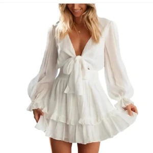 Klänning - Jättefin helt oanvänd klänning som endast är provad. Passar perfekt som studentklänning🌺 