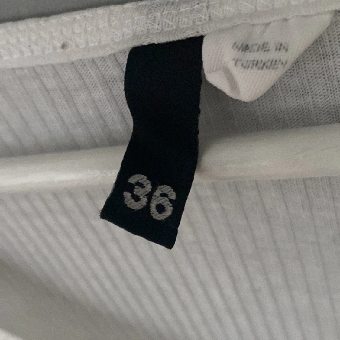 långärmad vit tröja med knappar från H&M🙏 - 92