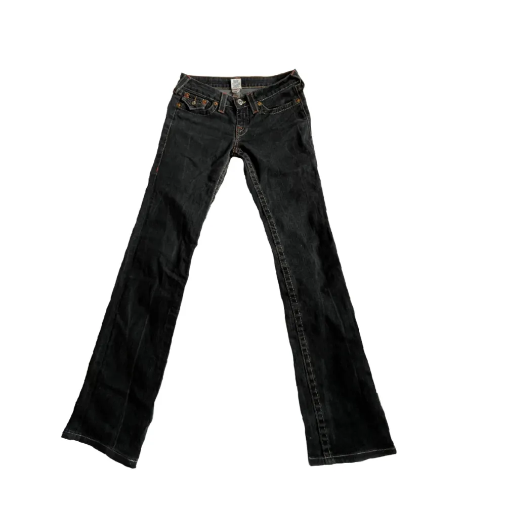 Svarta jeans från true religion i modellen ”Billy”, rätt så bra skick men jeanstyget känns lite strävt på vissa ställen men det är dock inget man kan se, hör av dig vid frågor💗. Jeans & Byxor.
