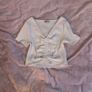 Vit topp med knytdetalj<3 - Söt vit topp med knyt detalj<3 Inga defekter.  Använd gärna köp nu🖤