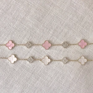 Klöver armband  - Inspirerad rosa/vit klöver armband, helt ny och aldrig använd! 18k guldpläterad och rostfrittsstål. Pris kan diskuteras vid snabb affär🤍 190kr/st