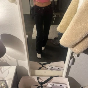 Lågmidjade raka jeans weekday  - Raka svarta lågmidjade jeans från weekday. Storlek W24. Säljer då de inte passade (bilderna är ifrån plick annonsen jag köpte de ifrån) 💕💗