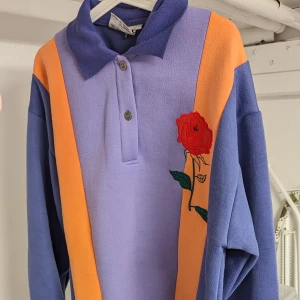 Retro casual sweater collegetröja,L - Oversized tröja i fint begagnat skick  Fina färger och super mysigt  L i storlek och passar även stora storlekar