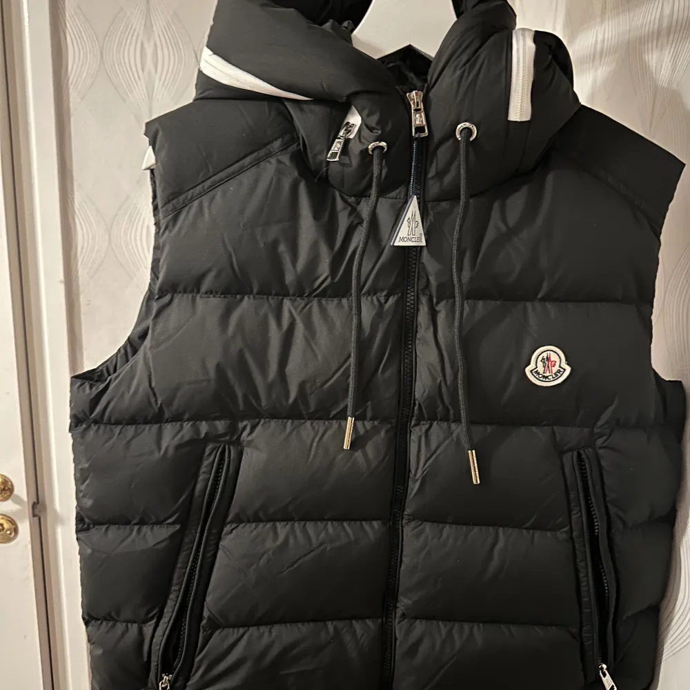 Säljer min Moncler vest som är för stor på mig i storlek m/2 aldrig använts förut och är helt ny . Jackor.