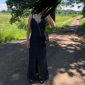 Blå balklänning  - Säljer min fina balklänning, jätte fint skick använd en gång, den är uppsydd av skräddare, är 170 men går att sprätta upp. Köpt för 1200, skriv vid frågor 💙(man kan få med det mörkblåa sjalen till) 