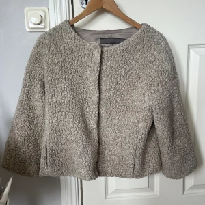 Trekvartsärmad jacka - En jättefin oanvänd teddy jacka från zara i storlek M men passar även S. Det går bra att använda köp nu! Kontakta mig vid frågor ❣️